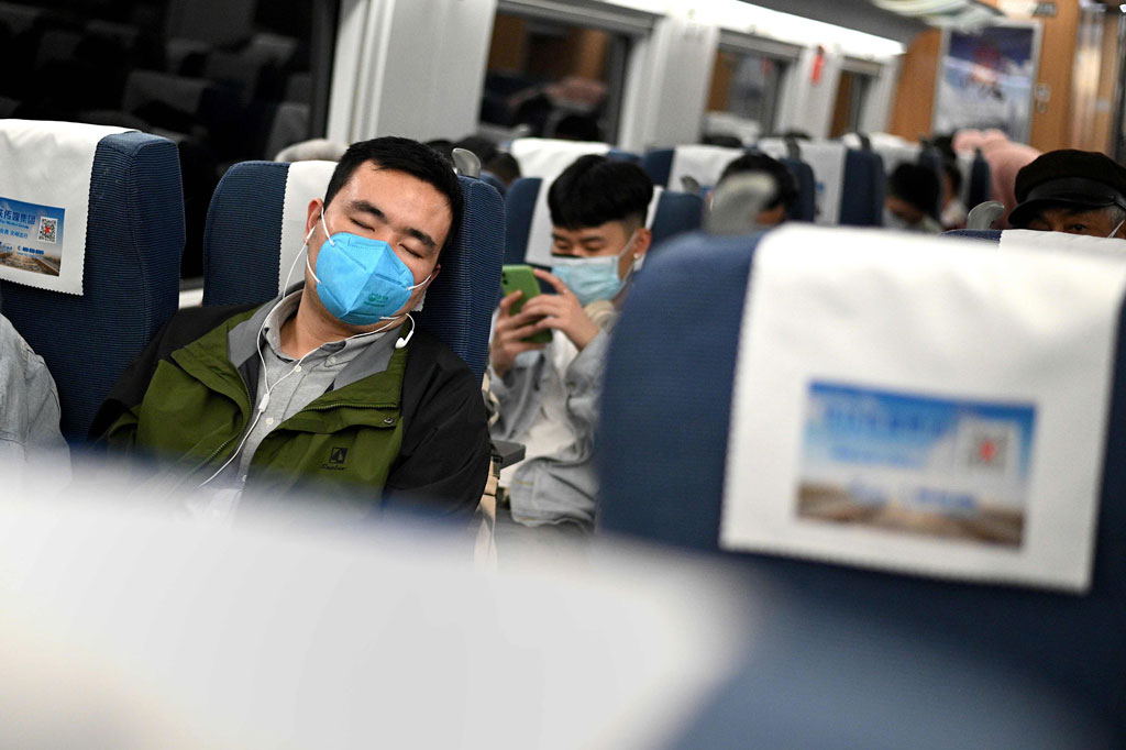 Provinsi Hubei merupakan salah satu daerah penyumbang terbesar tenaga kerja di Tiongkok. Sekitar enam juta warga Hubei bekerja di luar daerah dan 70 persen dari mereka mudik saat libur Imlek pada Januari lalu sehingga terkurung saat terkena 'lockdown'.