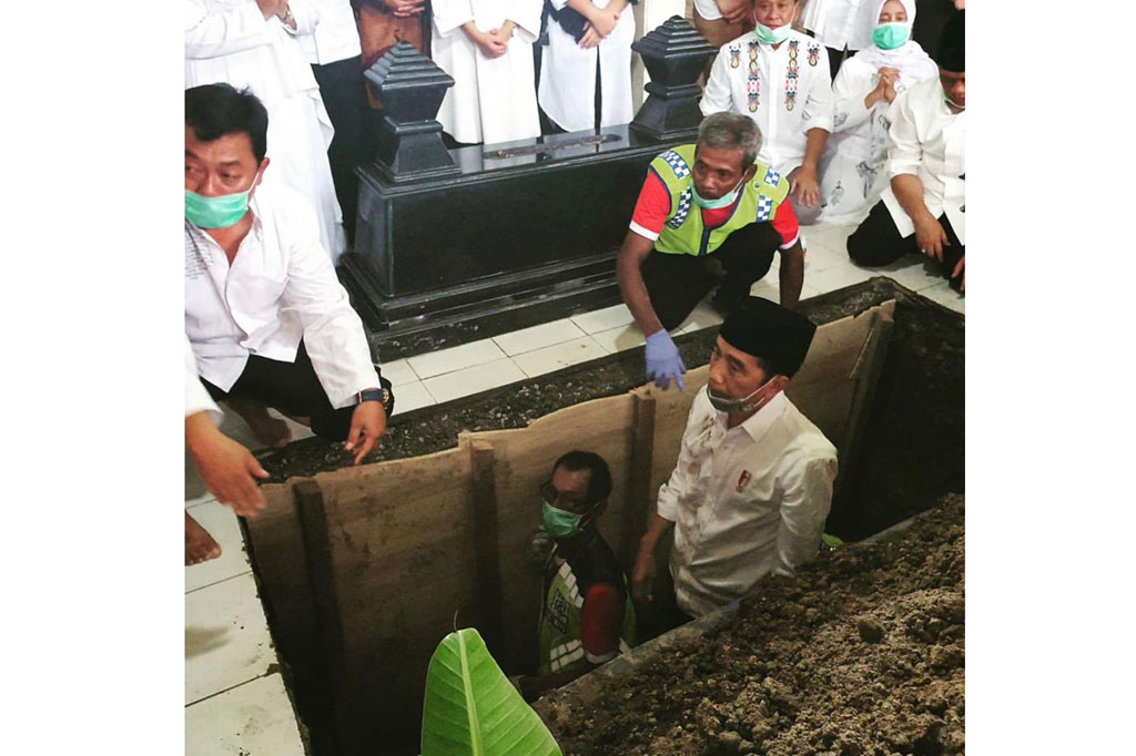 Presiden Joko Widodo turut serta menguburkan jenazah ibundanya, Sudjiatmi Notomihardjo, di kompleks permakaman keluarga di Mundu Selokaton, Gondangrejo, Kabupaten Karanganyar, Jawa Tengah, Kamis, 26 Maret 2020. Jokowi tampak berada di liang lahat saat proses pemakaman Sudjiatmi Notomihardjo.