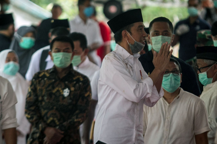 Widodo menyapa pelayat usai mengikuti prosesi pemakaman Ibundanya Sudjiatmi Notomihardjo.