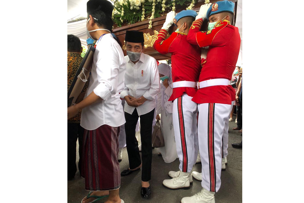 Dalam tradisi itu, Presiden sebagai anak laki-laki tertua bersama anak perempuan, cucu laki-laki dan cucu perempuan, tiga kali berjalan berurutan di bawah peti mati yang angkat oleh petugas. 