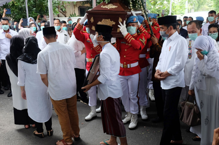 Sebelum mengantarkan jenazah ibundanya ke tempat peristirahatan terakhir, Presiden dan keluarga melakukan tradisi 'brobosan'.