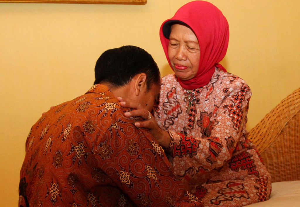 Presiden Jokowi dikenal sangat dengan ibunda. Sudjiatmi Notomihardjo merupakan sosok di balik kesuksesan Jokowi sejak dirinya meniti karier di dunia politik.