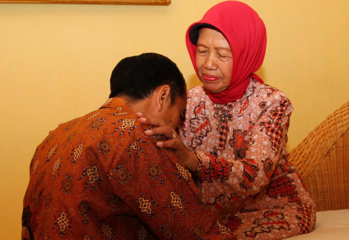 Presiden Jokowi dikenal sangat dengan ibunda. Sudjiatmi Notomihardjo merupakan sosok di balik kesuksesan Jokowi sejak dirinya meniti karier di dunia politik.