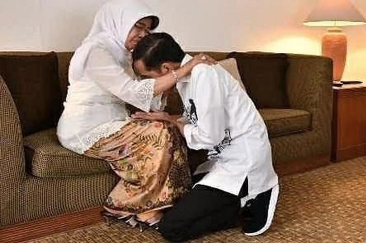 Beberapa momen kedekatan Jokowi dengan ibunda seperti saat pelantikan sebagai Presiden untuk periode kedua. Sementara saat Idul Fitri dan Hari Ibu, Jokowi selalu sungkem kepada ibunya.