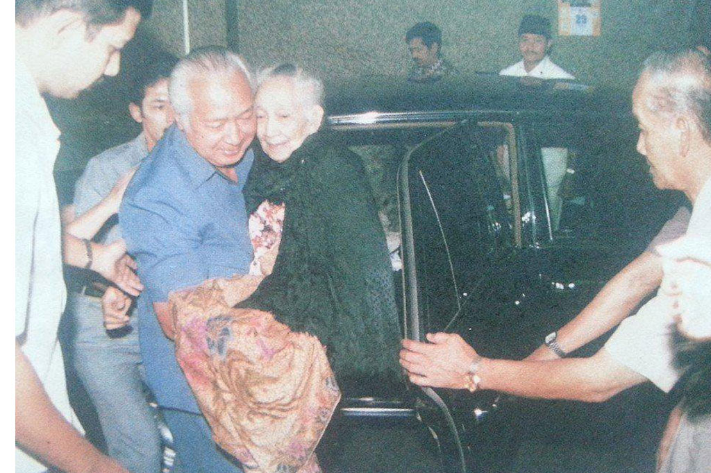 Presiden Soeharto pun dikenal sangat memuliakan sang ibu. Hal itu ditunjukkan Soeharto pada suatu saat menggendong ibunya turun dari mobil. Sebenarnya, dia bisa saja meminta pengawal atau ajudan. Namun hal itu justru dilakukan sendiri walaupun dirinya juga sudah nampak sepuh. Penghormatan kepada ibu begitu tinggi diamalkan oleh Soeharto.