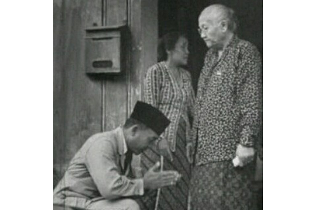 Sebagaimana halnya juga dilakukan oleh Presiden Soekarno. Meski dikenal sosok yang tak gentar dengan para penjajah dan menjadi pemimpin yang disegani dunia, Sang Proklamator sangat tunduk dengan ibunya yang bernama Ida Ayu Nyoman Rai. Sebagai penghormatan, Soekarno juga selalu sungkem kepada ibunya.