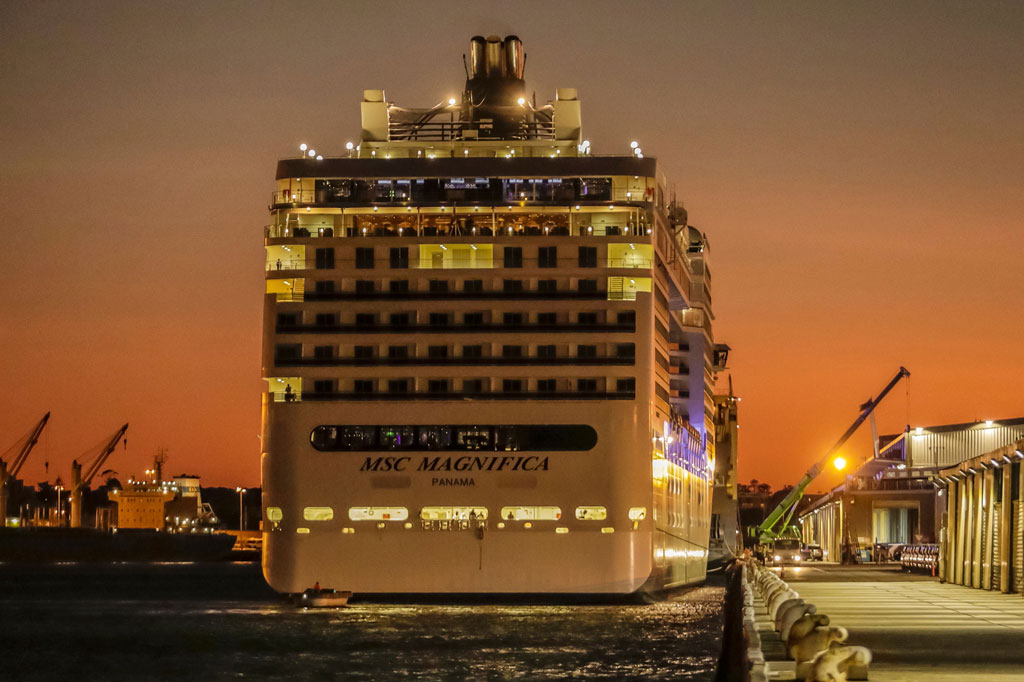 Sementara itu kapal pesiar Magnifica yang juga sempat berlabuh, telah meninggalkan Fremanle pada Selasa, 24 Maret, setelah diizinkan mengisi bahan bakar. Kapal tersebut sebelumnya ditolak untuk berlabuh di Dubai.