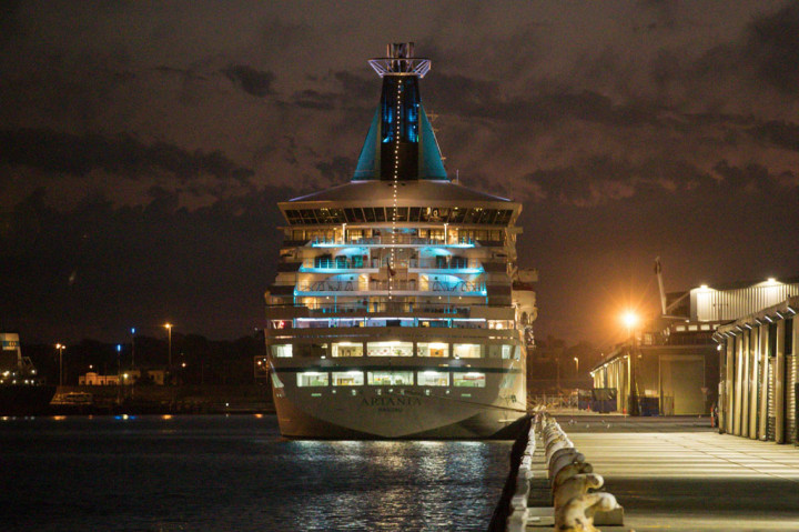 Sementara tujuh penumpang yang sebagian besar warga Jerman dan dinyatakan positif covid-19 akan diterbangkan ke negara asal dengan pesawat carteran pada 28 Maret.