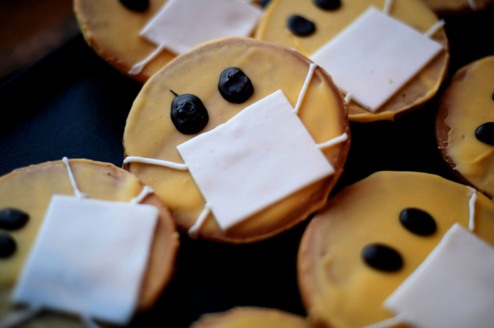 Toko Roti Schuerener Backparadies membuat biskuit berbentuk wajah lengkap dengan penutup muka, seperti halnya warga di berbagai belahan dunia yang memakai masker untuk melindungi diri dari covid-19.
