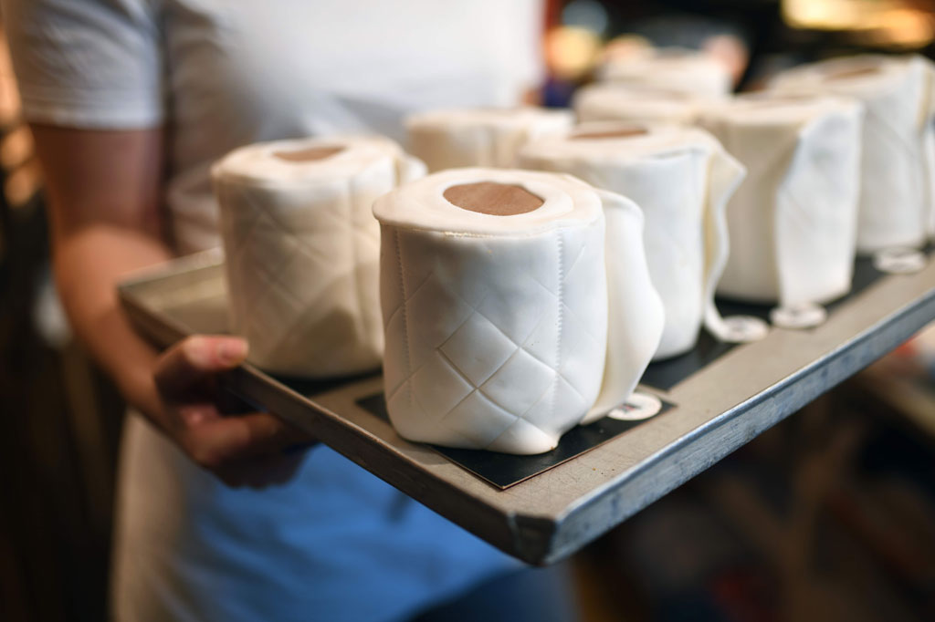 Sementara kelangkaan kertas tisu toilet memunculkan ide bagi pemilik toko roti tersebut, Tim Kortuem untuk membuat kue yang menyerupai barang yang tengah diburu warga tersebut.
