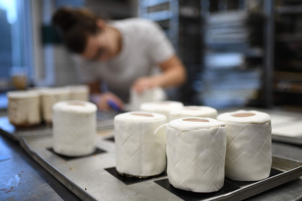 Kue kertas toilet tersebut dibuat dengan krim dan dibungkus dengan fondant.