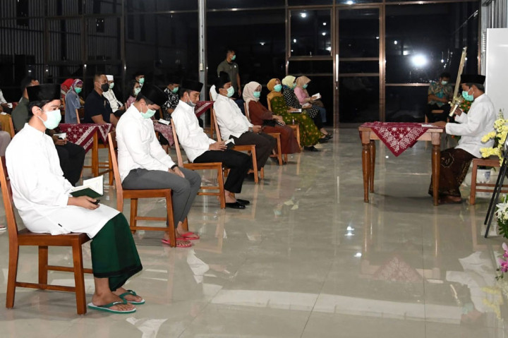  Keluarga besar Presiden Joko Widodo menggelar tahlilan dan doa bersama untuk mendiang Sudjiatmi Notomihardjo, di kediaman almarhumah, Surakarta, Jateng, Jumat, 27 Maret 2020.