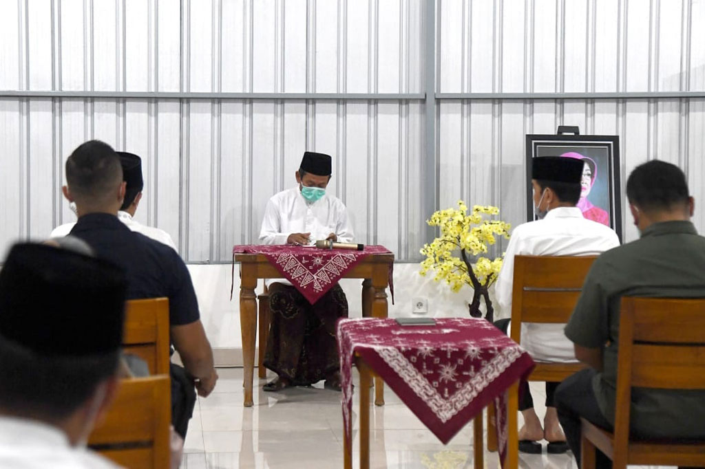 Acara yang dipimpin oleh K.H. Abdul Karim (Gus Karim) tersebut digelar secara terbatas untuk menghindari adanya kerumunan, dengan hanya dihadiri oleh keluarga besar dan sejumlah santri dari Pondok Pesantren Al-Qur'aniyy.