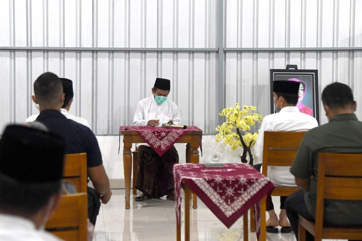 Acara yang dipimpin oleh K.H. Abdul Karim (Gus Karim) tersebut digelar secara terbatas untuk menghindari adanya kerumunan, dengan hanya dihadiri oleh keluarga besar dan sejumlah santri dari Pondok Pesantren Al-Qur'aniyy.