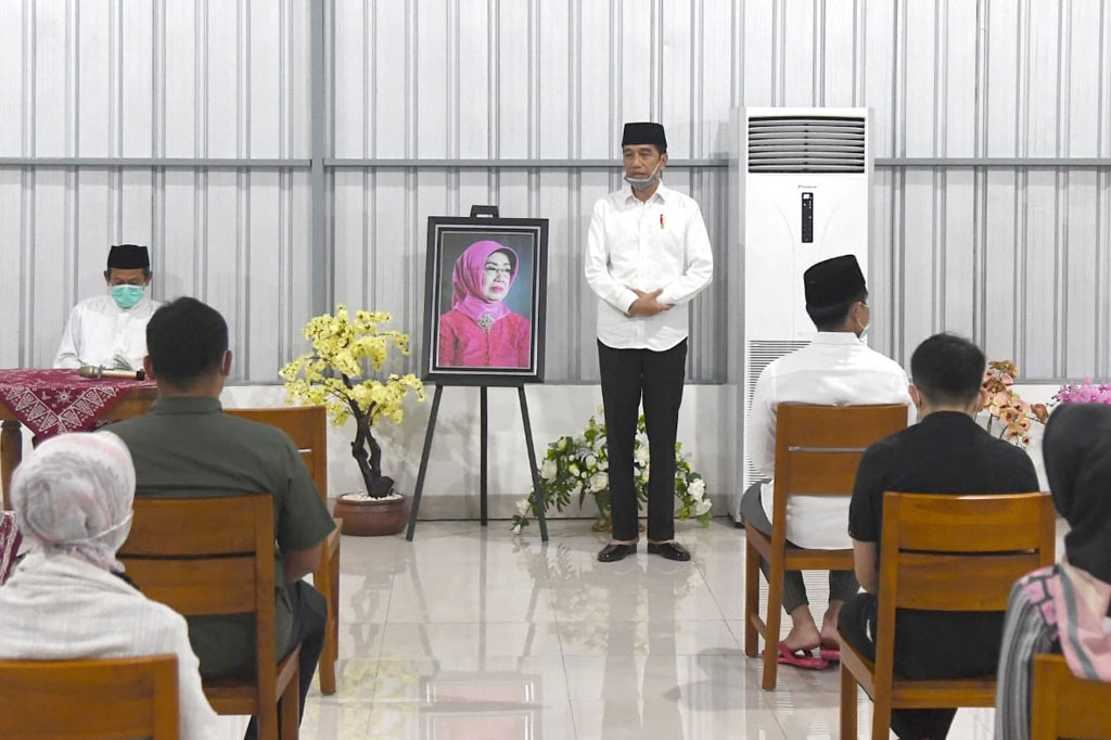 Jokowi Gelar Tahlilan untuk Almarhumah Ibunda Jokowi Gelar Tahlilan untuk Almarhumah Ibunda