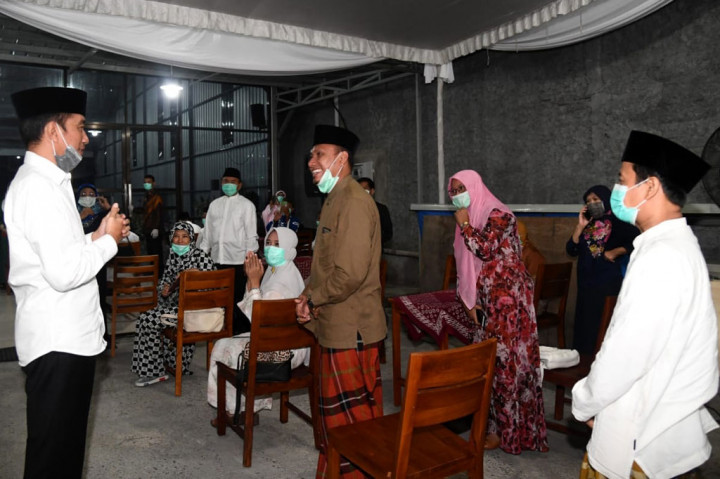 Jokowi mengucapkan terima kasih kepada warga yang hadir dalam acara tahlilan dan doa bersama untuk mendiang ibunda Sudjiatmi Notomihardjo.