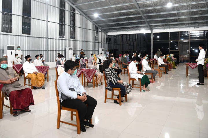 Presiden sendiri tiba di Kota Surakarta sekitar pukul 18.23 WIB, dan hadir dalam acara tahlilan dan doa bersama tersebut. Acara tahlilan dimulai sekitar pukul 19.30 WIB.