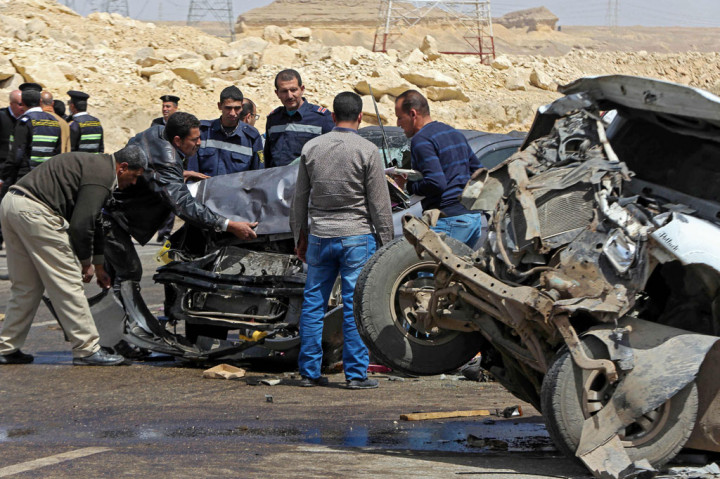 Petugas mengevakuasi bangkai kendaraan yang terlibat tabrakan beruntun di dekat Kota Al-Saff, Provinsi Giza, sekitar 40 kilometer sebelah utara Ibu Kota Mesir, Kairo, Kamis, 26 Maret 2020.