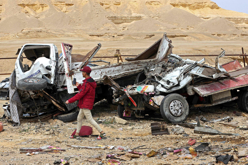 Sedikitnya 18 orang tewas dan puluhan lainnya luka-luka setelah sebuah truk trailer menabrak belasan kendaraan di jalan raya di provinsi Giza, Kairo, Rabu, 25 Maret 2020 malam waktu setempat.