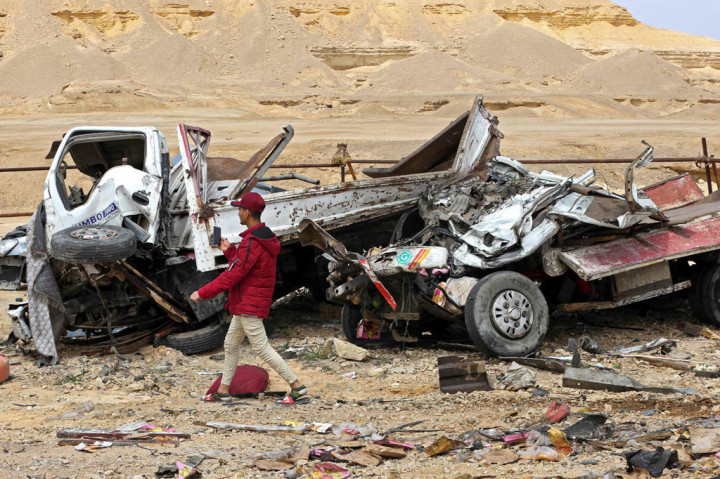 Sedikitnya 18 orang tewas dan puluhan lainnya luka-luka setelah sebuah truk trailer menabrak belasan kendaraan di jalan raya di provinsi Giza, Kairo, Rabu, 25 Maret 2020 malam waktu setempat.