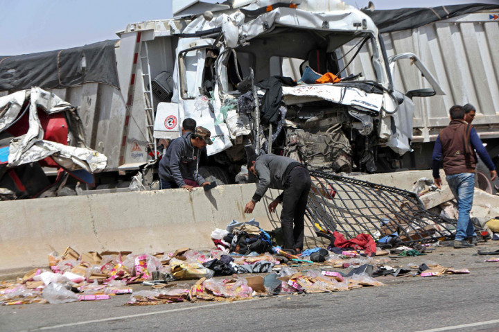 Truk yang bermuatan bahan bangunan dan melaju dengan kecepatan tinggi, menabrak sekitar 15 kendaraan yang berbaris di sebuah pos pemeriksaan di jalan yang menghubungkan Giza ke Ain Sokhna, sebelah timur Kairo.