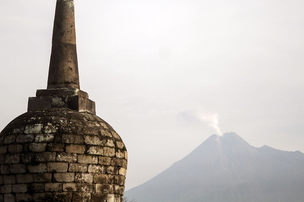 Asap solfatara keluar dari puncak Gunung Merapi usai kembali erupsi, terlihat dari Candi Plaosan, Prambanan, Klaten, Jawa Tengah, Sabtu, 28 Maret 2020. 