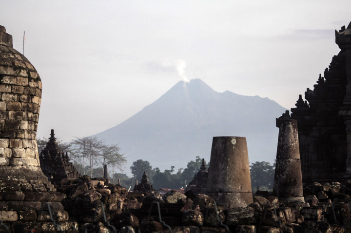 Gunung Merapi di perbatasan Jawa Tengah dan Daerah Istimewa Yogyakarta pada Sabtu, 28 Maret 2020 pagi kembali erupsi dengan tinggi kolom mencapai 2.000 meter dari puncak. Hingga saat ini, BPPTKG mempertahankan status Gunung Merapi pada Level II atau Waspada.
