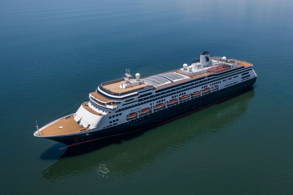 Kapal pesiar Zaandam tengah berada di lepas pantai Pasifik Amerika Selatan, perairan teritorial Panama, Jumat, 27 Maret 2020. Sedikitnya empat penumpang Zaandam meninggal dunia di atas kapal. 