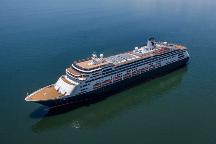 Kapal pesiar Zaandam tengah berada di lepas pantai Pasifik Amerika Selatan, perairan teritorial Panama, Jumat, 27 Maret 2020. Sedikitnya empat penumpang Zaandam meninggal dunia di atas kapal. 