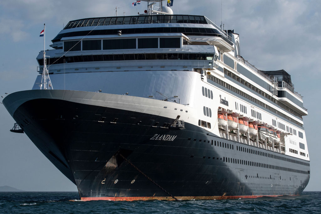 Sedikitnya empat penumpang meninggal dunia di atas kapal pesiar Zaandam yang tengah berlabuh di lepas Pantai Panama. 