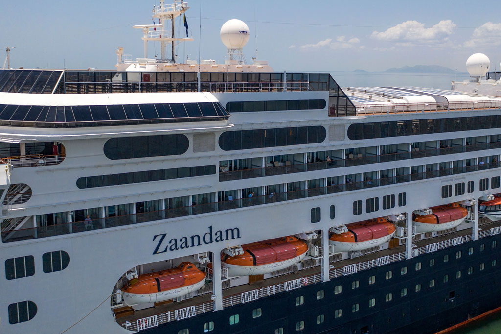 Sementara itu di antara 1.800 penumpang, puluhan orang menderita gejala mirip flu, dua lainnya positif terinfeksi virus korona atau covid-19.