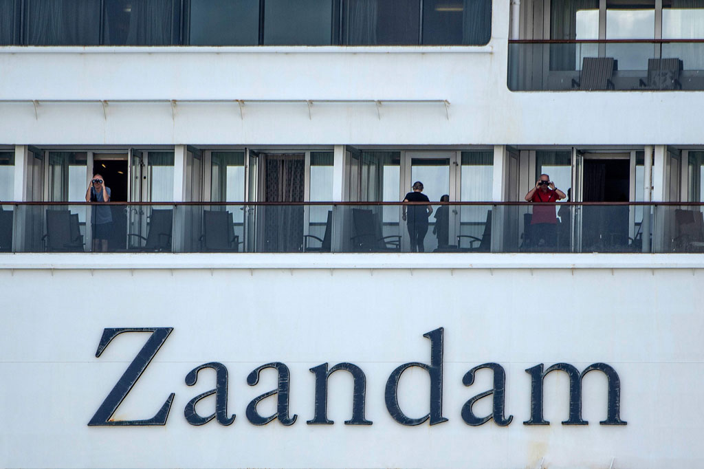 Zaandam beberapa hari terakhir terdampar di lepas pantai Pasifik Amerika Selatan, perairan teritorial Panama, setelah dicegah berlabuh di beberapa negara karena ketakutan akan covid-19.
