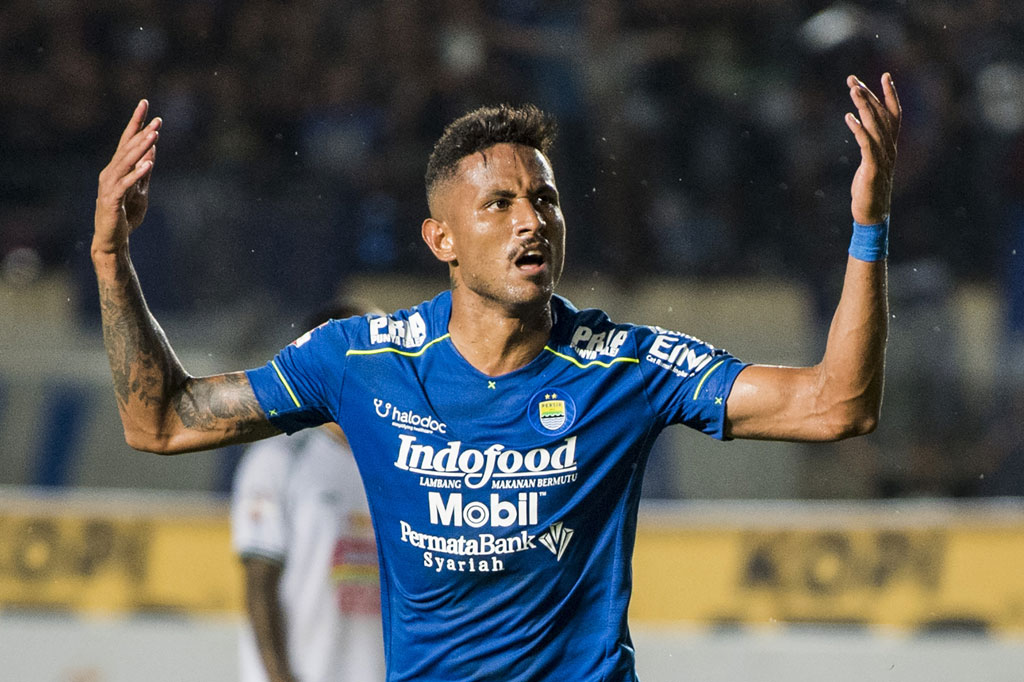 Penyerang Persib Bandung asal Brasil Wander Luiz mengonfirmasi bahwa dirinya positif tertular virus korona atau covid-19. Hal itu dia disampaikan melalui akun instagram pribadinya pada Jumat, 27 Maret 2020 malam.