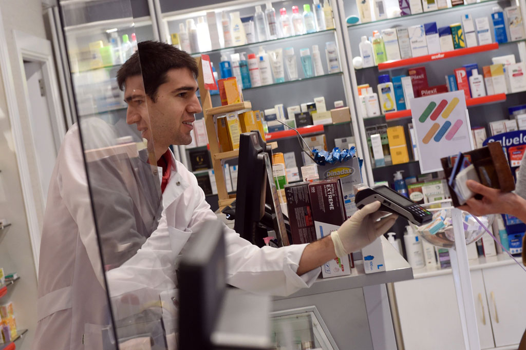 Toni Dovale gantung sepatu dan beralih profesi menjadi apoteker untuk turut berperang di lini depan melawan pandemi virus korona (covid-19).