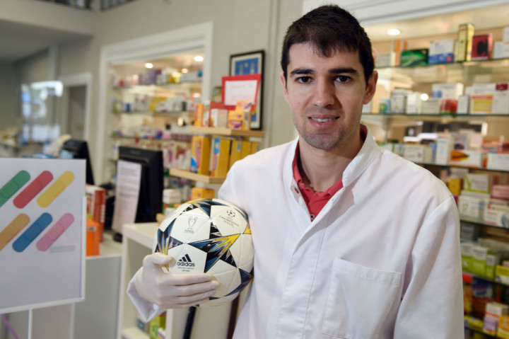 Meski Dovale telah menyelesaikan pendidikan tingginya di bidang farmasi empat tahun silam, ia belum pernah menjadi pekerja lapangan. Sekarang, saat dunia sepak bola sedang terhenti, ia menyadari bahwa inilah saatnya menggunakan ilmunya untuk membantu kampung halamannya.