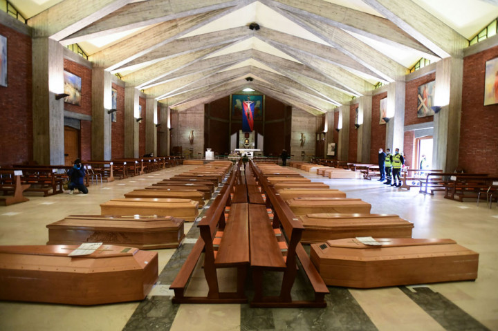 Lima minggu setelah virus itu menyebar di Italia, kasus-kasus yang tercatat di negara itu meningkat menjadi hampir 86.500 - lebih banyak dari Amerika Serikat, atau Tiongkok - tempat wabah pandemik covid-19 berasal pada Desember 2019 lalu.