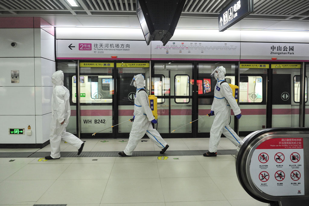 Petugas menyemprotkan disinfektan di area stasiun kereta bawah tanah (subway) di Wuhan, di Provinsi Hubei, Tiongkok, saat kereta bersiap beroperasi kembali, setelah ditutup karena wabah virus korona atau covid-19. 