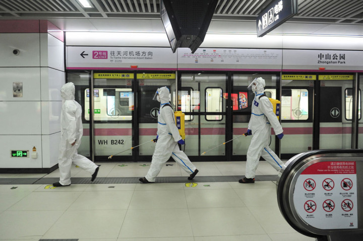 Petugas menyemprotkan disinfektan di area stasiun kereta bawah tanah (subway) di Wuhan, di Provinsi Hubei, Tiongkok, saat kereta bersiap beroperasi kembali, setelah ditutup karena wabah virus korona atau covid-19. 