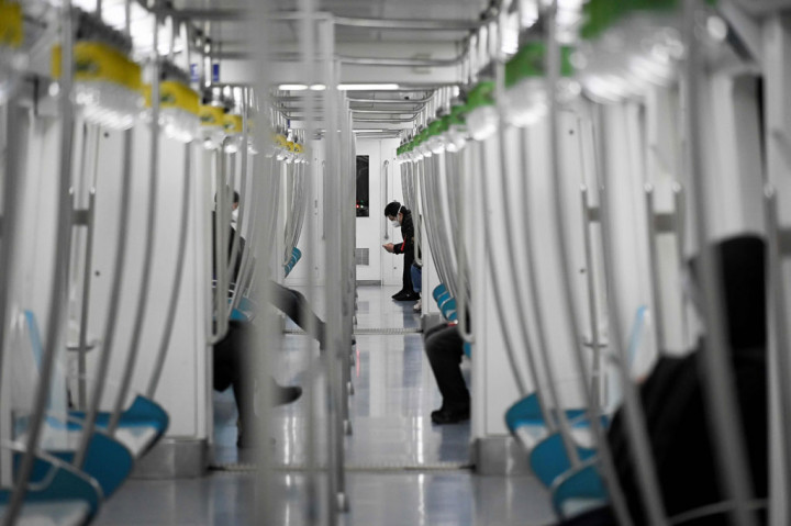 Enam jalur subway mulai dibuka lagi untuk umum sebagai bagian dari upaya pemulihan setelah pemerintah kota setempat menyatakan bahwa transmisi virus telah diblokir. Namun masyarakat tetap diminta mengenakan masker seperti terlihat dalam beberapa foto yang diunggah China Daily.