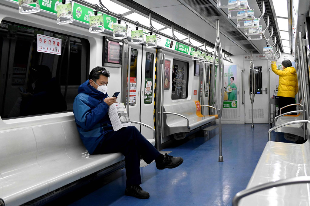 Sebelum menggunakan transportasi massal tersebut, masyarakat juga diwajibkan memindai batang kode yang diunduh melalui ponsel. Batang kode berisi nama dan riwayat perjalanan seseorang. Begitu juga saat turun, para penumpang masih diwajibkan memindai batang kode untuk memudahkan pendataan riwayat perjalanannya.