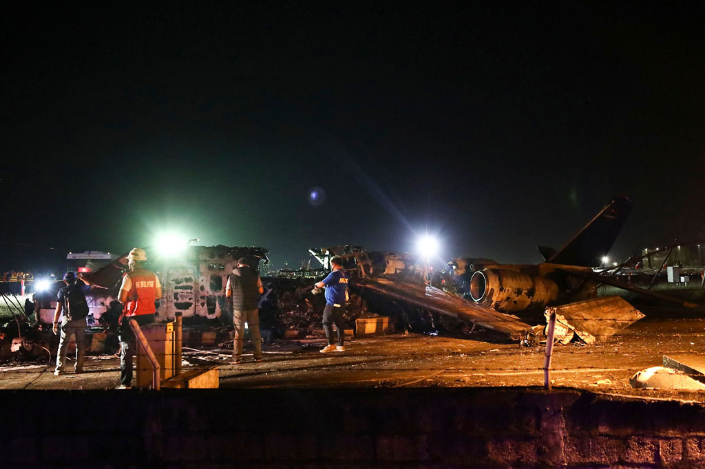  Sebuah pesawat Lionair Filipina terbakar di Bandara Internasional Manila, Minggu, 29 Maret 2020. Pesawat terbakar saat lepas landas menuju Jepang dan menewaskan semua delapan orang di dalamnya.