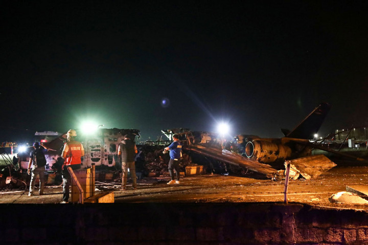 Sebuah pesawat Lionair Filipina terbakar di Bandara Internasional Manila, Minggu, 29 Maret 2020. Pesawat terbakar saat lepas landas menuju Jepang dan menewaskan semua delapan orang di dalamnya.