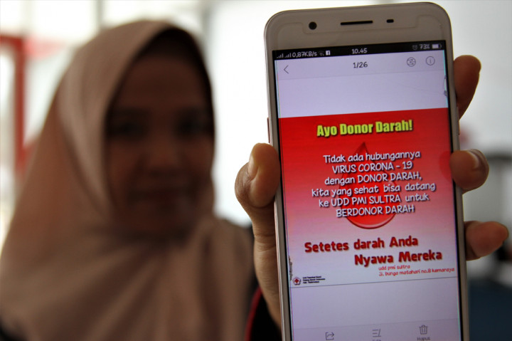 Petugas Unit Transfusi Darah PMI Kendari menunjukan sosialisasi 