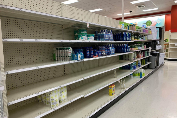 Deretan rak kosong di sebuah supermarket di Denver.
