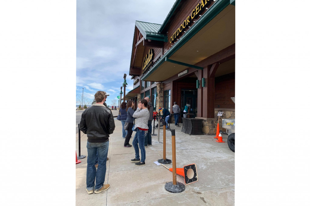 Situasi di Cabela’s yang berlokasi di Lone Tree, Colorado, pada Minggu 29 Maret siang waktu setempat tampak sepi, meski ada sekitar 12 pelanggan yang diminta untuk mengantre di luar gedung. Cabela's menerapkan aturan yang hanya menerima 50 pengunjung di dalam tokonya di saat bersamaan. 