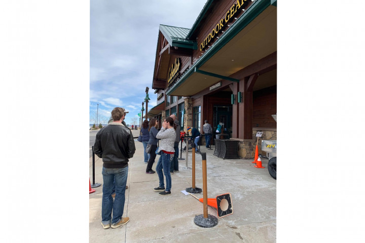 Situasi di Cabela’s yang berlokasi di Lone Tree, Colorado, pada Minggu 29 Maret siang waktu setempat tampak sepi, meski ada sekitar 12 pelanggan yang diminta untuk mengantre di luar gedung. Cabela's menerapkan aturan yang hanya menerima 50 pengunjung di dalam tokonya di saat bersamaan. 