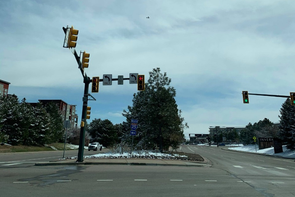 Kondisi jalanan di kota Denver relatif sepi di tengah mewabahnya covid-19, Minggu 29 Maret 2020. 