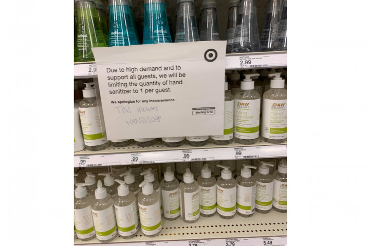 Sejak wabah covid-19 melanda AS, membeli barang secara berlebihan atau panic buying telah melanda banyak supermarket di seantero negeri. Jenis barang yang diincar beragam, mulai dari produk pembersih rumah yang mengandung bahan anti-bakteri hingga senjata api beserta amunisi dan aksesorinya. 