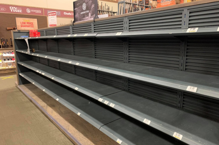 Deretan rak kosong di sebuah supermarket di Denver.