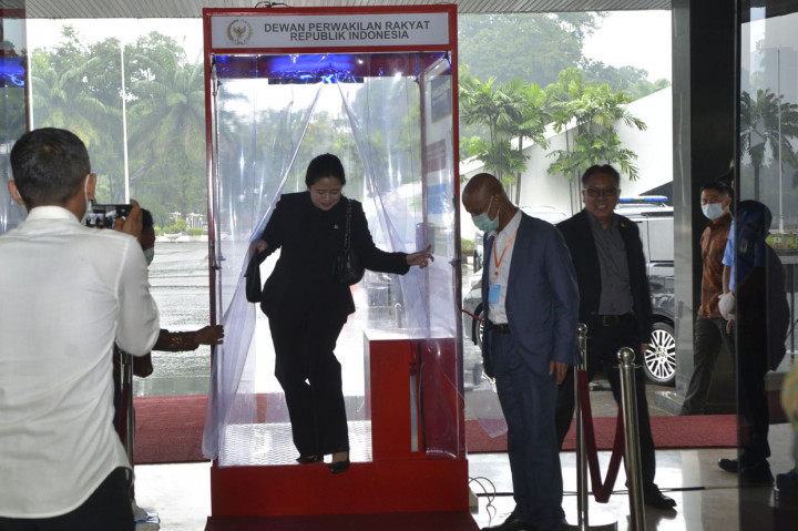 Ketua DPR-RI Puan Maharani melewati Box Disinfektan saat tiba di Gedung DPR-RI, Komplek Parlemen, Senayan, Jakarta.